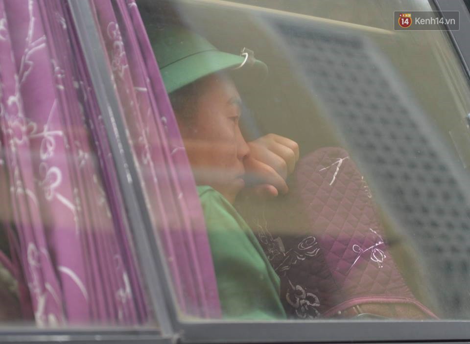 Những giọt nước mắt bịn rịn của người thân ngày tiễn tân binh lên đường nhập ngũ